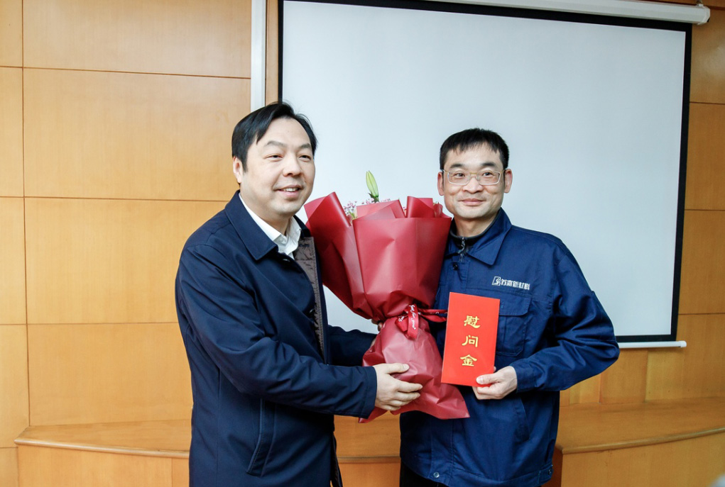 區(qū)領導慰問勞模.jpg